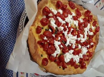 Pizza ricotta, pomodorini e capperi