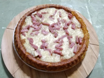 Torta di spaghetti con mozzarella e prosciutto