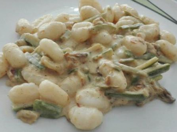 Gnocchi con crema di fiori di zucca e zucchine