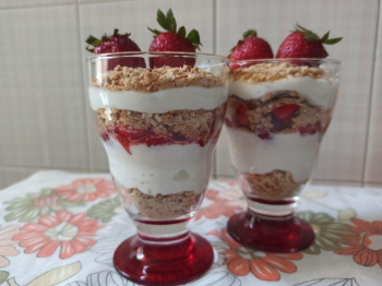 Coppe fragole e ricotta