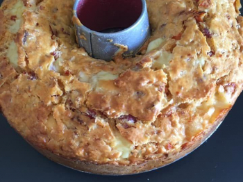 Torta salata rustica con formaggio e salumi