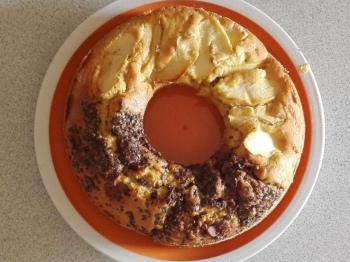 Ciambella metà mele metà pezzi di ovetti al cioccolato