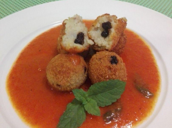 Polpette di sgombro annegati al sugo.