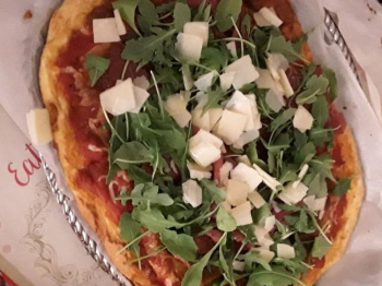Pizza rucola, grana e bresaola
