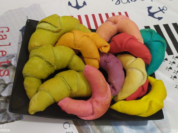 Coloriamo la vita ( cornetti salati) ricetta bimby
