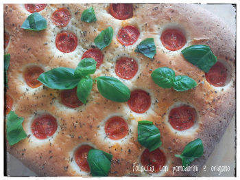 Focaccia con pomodorini e origano