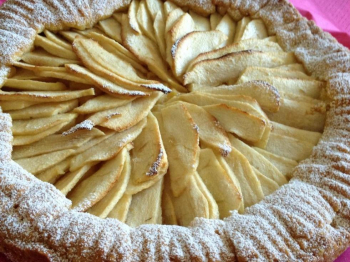 Crostata di mele con frolla di amaretti e mandorle