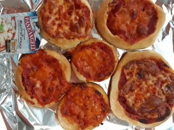 Pizzette aperitivo con pomodoro e mozzarella