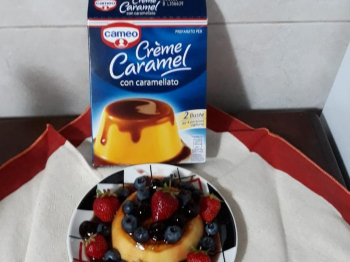 Creme Caramel con frutta e amarene sciroppate