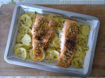 Salmone con patate e pistacchi