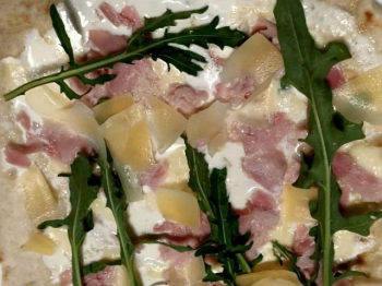 Focaccia in Padella Stracchino, Cotto,  Rucola e Grana