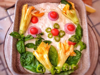 Focaccia decorata con verdure