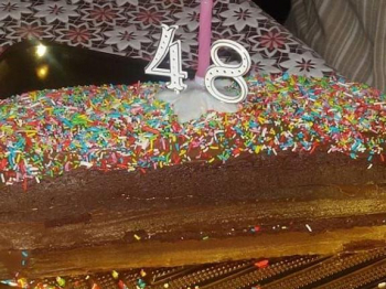Torta di compleanno in stampo plumcake preparata con mix pronto