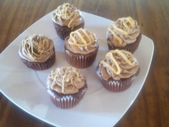 Muffin al cioccolato con crema alla nocciola e caramello salato