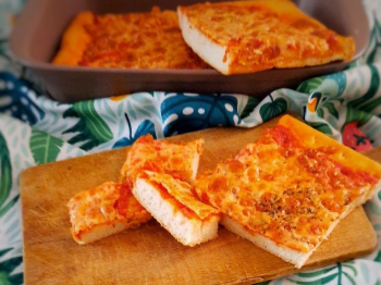 Pizza margherita in teglia