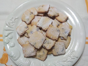 Biscotti con farina di mais e uvetta