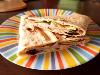 Piadina cotto, formaggio e zucchine grigliate