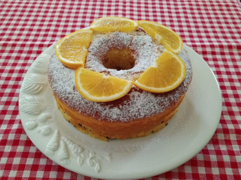 Chiffon cake all'arancia e gocce di cioccolato