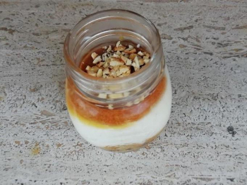 Yogurt cheesecake in barattolo con caramello salato