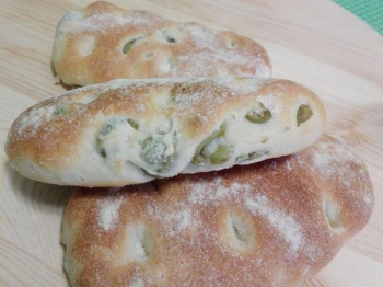 Panini di semola e olive verdi