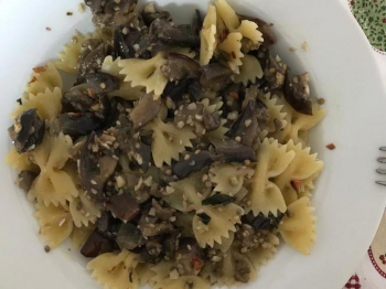 Pasta melanzane, sesamo e mandorle