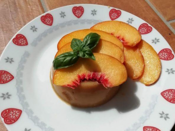 Budino alle pesche al profumo di basilico