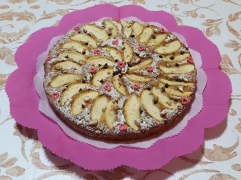 Torta di mele, noci e gocce di cioccolato