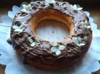 Ciambellone allo yogurt e mandorle