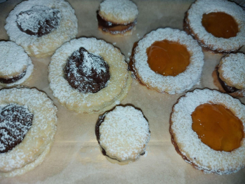 Occhi di Bue Cioccolato e Confettura albicocca (riciclo frolla torta della nonna)