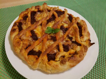 Crostata di sfoglia al ragù avanzato.
