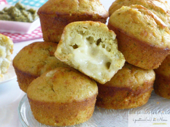 MUFFIN SALATI AL PESTO CON CUORE FILANTE