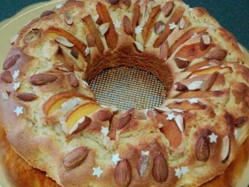 Ciambellone alle pesche e mandorle