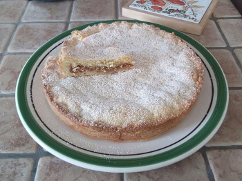 Crostata crema pasticcera e amaretti