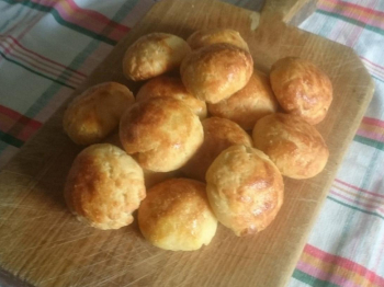 Bignè (panini) salati al parmigiano