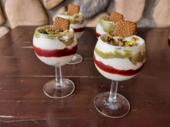 Mousse allo yogurt al bicchiere, fragola e pistacchio