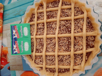 Crostata alla nutella con granella di nocciole