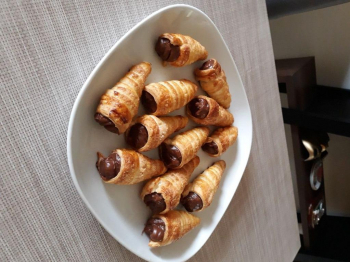 Cannoncini di pasta sfoglia con crema pasticcera al cioccolato
