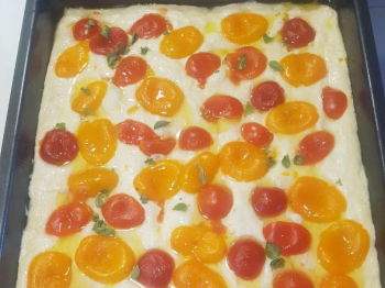 Focaccia morbida con pomodorini