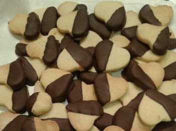 Biscotti metà bianchi e metà cioccolata
