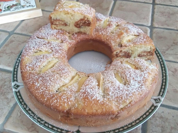 Torta (ciambella) di mele e amaretti ubriachi della dolcina FR-224.SED