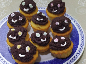 Cup cake alle mandorle con crema di glassa al cioccolato