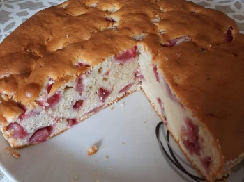 Torta allo yogurt con le fragole