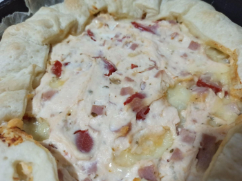 Torta salata ricotta, formaggio, prosciutto cotto e pomodorini