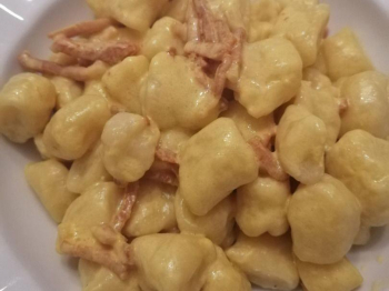 Gnocchi di ricotta con philadelphia, speck e zafferano
