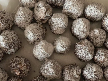 Palline cioccolato e cocco con nocciole