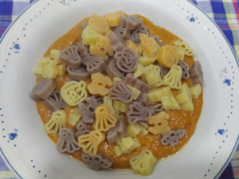 Pasta tricolore halloween su letto di crema ai peperoni