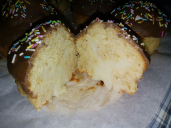 Muffin alla crema con glassa al cioccolato