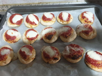 pizzette rosse con mozzarella