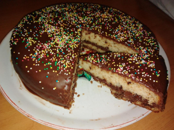 Torta stracciatella allo yogurt con glassa al cioccolato