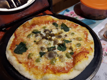 Pizza con funghi chiodini